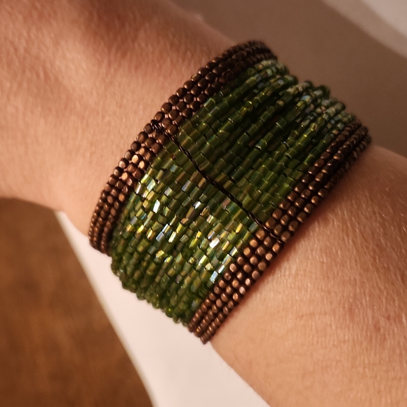 Vintage green beaded bronze beaded edge cuff - Picture 11 of 12